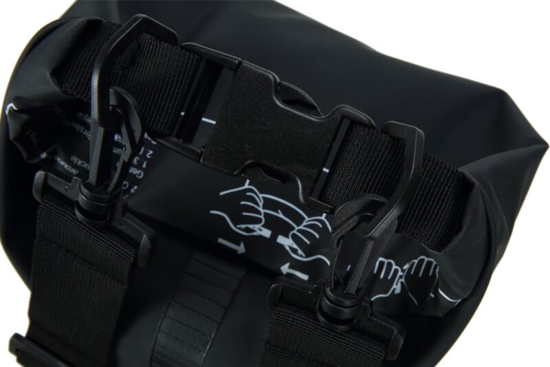Cressi DRY BAG BLACK WITH ZIP 10 lt - Image 4
